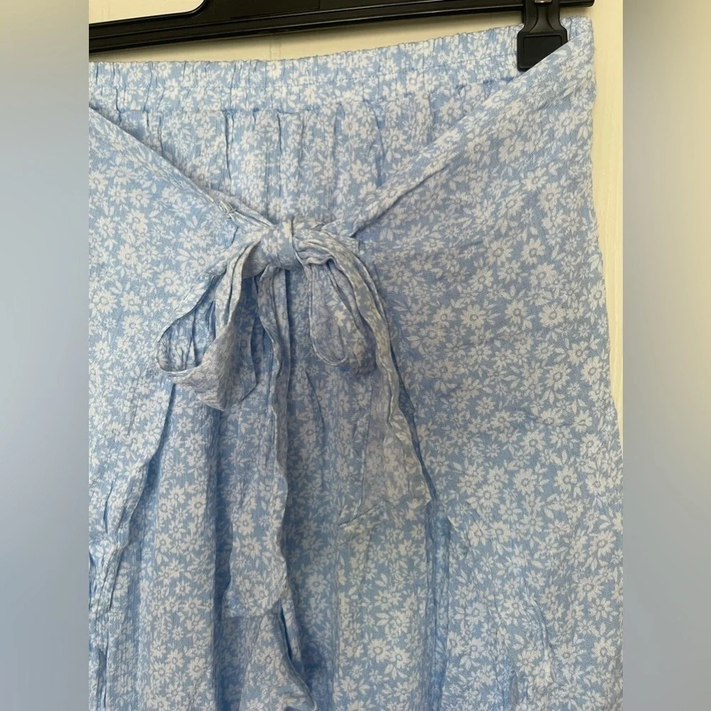 No Boundaries Blue and White Ditsy Floral Print Open Slit Pants - Women’s M - Picture 3 of 5